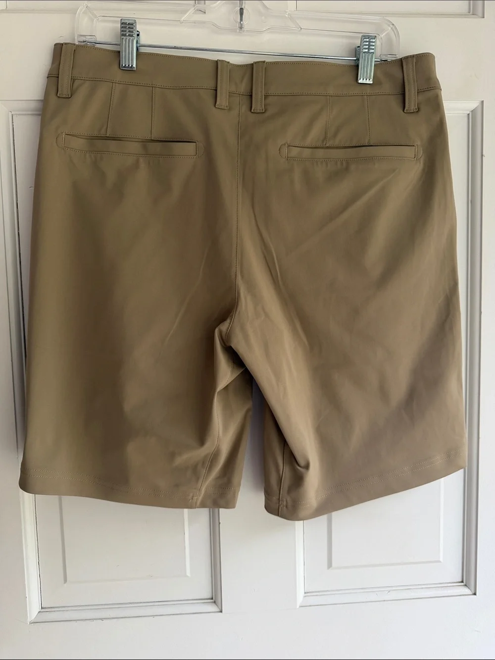 New Quince Men’s ProTech Golf Shorts 9” Sand Dune Tan Khaki size 32 preppy